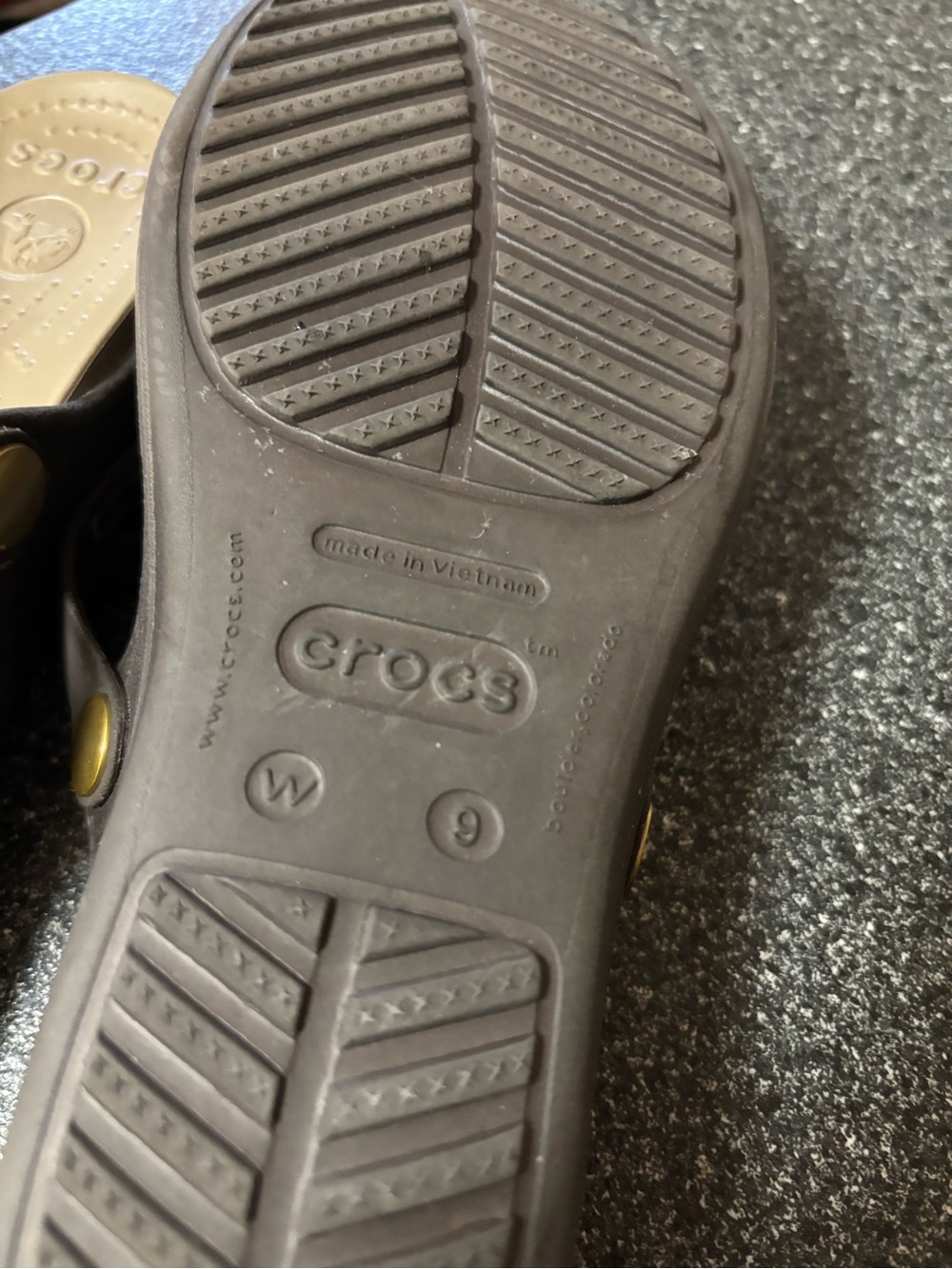 CROCS Women’s Brown Thong Sandal with Gold Ring - Picture 2 of 3